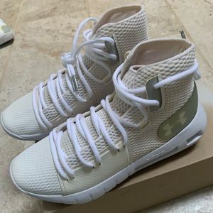 NEW Under Armour Basketball Shoes, size 8.5 Men’s